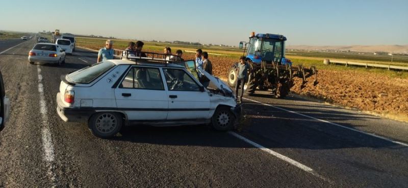Akçakale yolunda kaza, otomobil traktörle çarpıştı