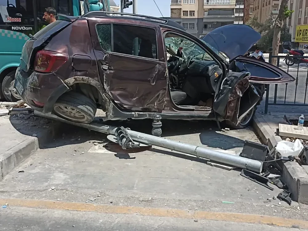 Şanlıurfa’da Otomobil ile Halk Otobüsü Çarpıştı: 2 Yaralı