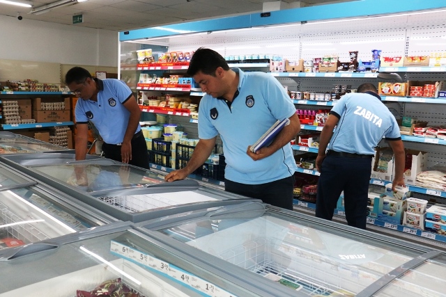 Akçakale Belediyesi Zabıta ekipleri marketleri denetledi.
