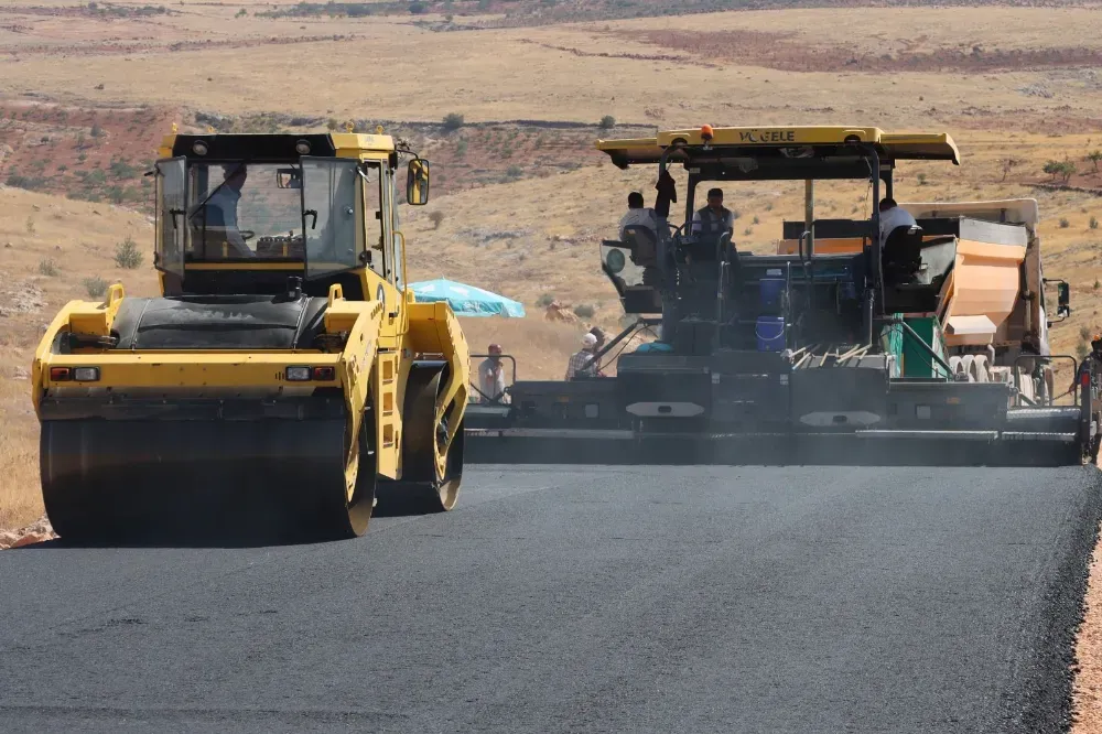 Büyükşehir, Halfeti-Bozova Arasındaki 39 Km’lik Grup Yolunda Asfalt Serimine Başladı