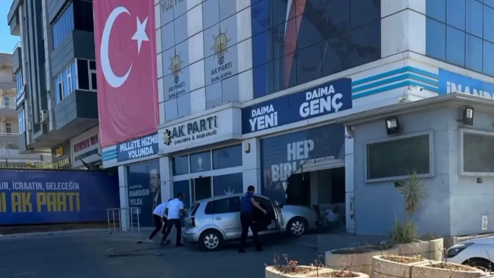 Şanlıurfa’da Kontrolden Çıkan Araç AK Parti’ye Girdi: 3 Yaralı